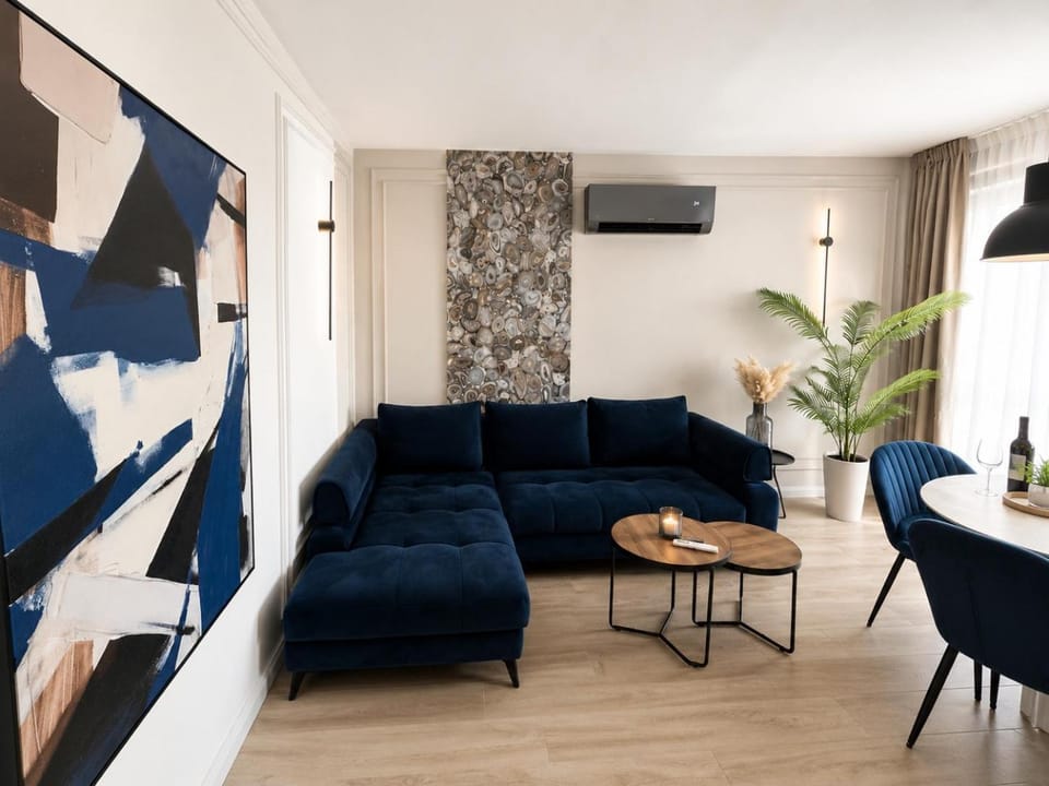 TV and multimedia, Living room, Seating area, Evening entertainment, air conditioner