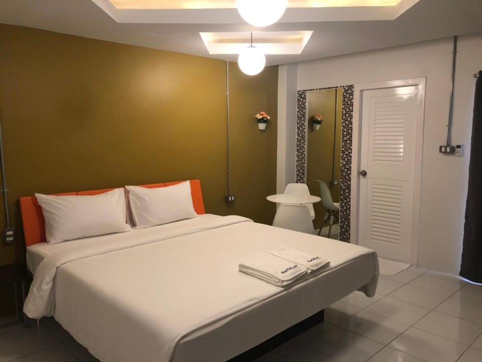 Photo of the whole room, Bedroom