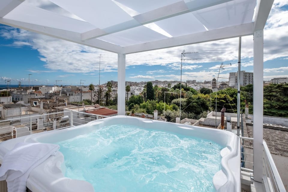 Hot Tub, Swimming pool