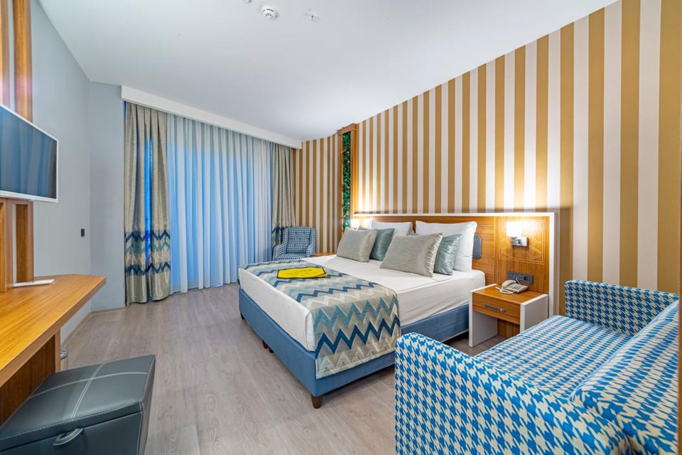 Bed, TV and multimedia, Seating area
