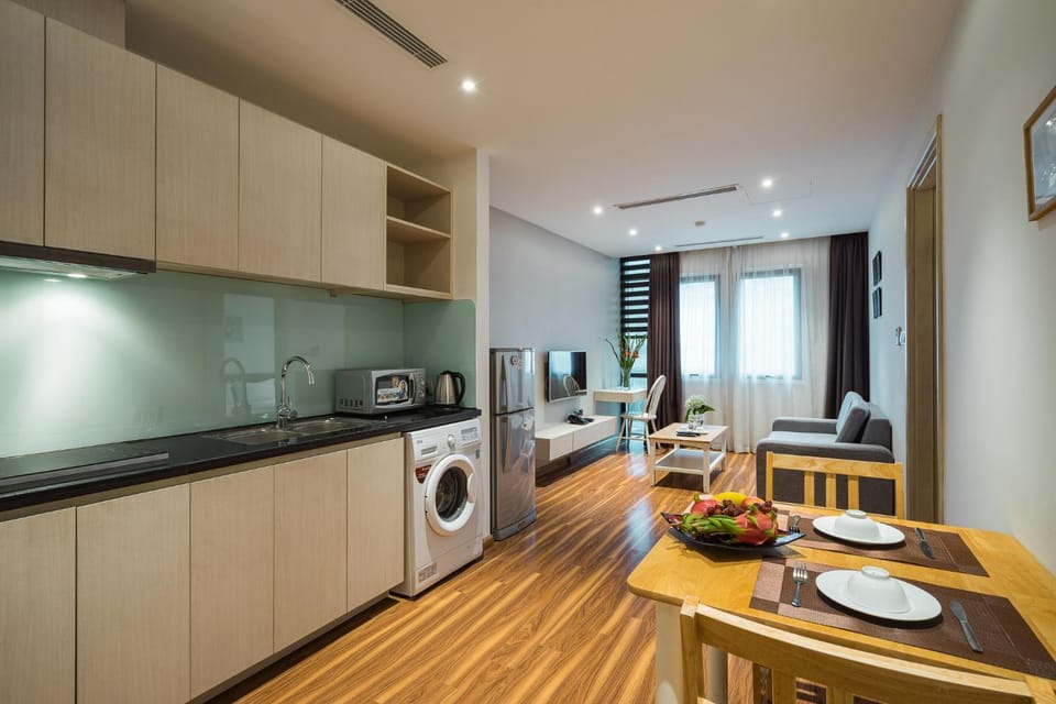 Kitchen or kitchenette, Dining area