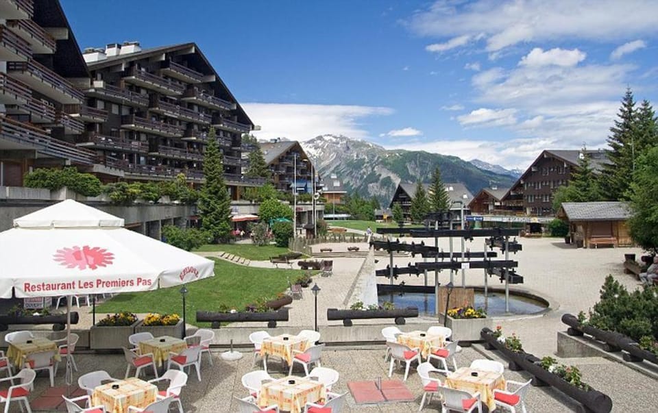 Restaurant/places to eat, Spring, Neighbourhood, Natural landscape, Mountain view, Location