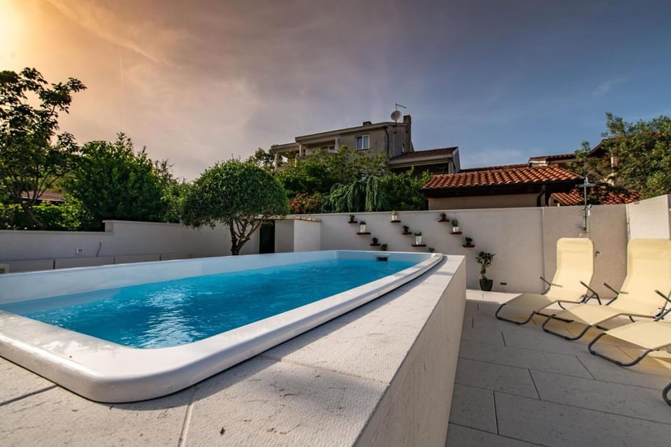 Swimming pool, Swimming pool