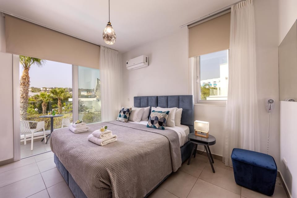 Bed, View (from property/room), Balcony/Terrace, Living room, Photo of the whole room, Seating area, Bedroom, towels, air conditioner