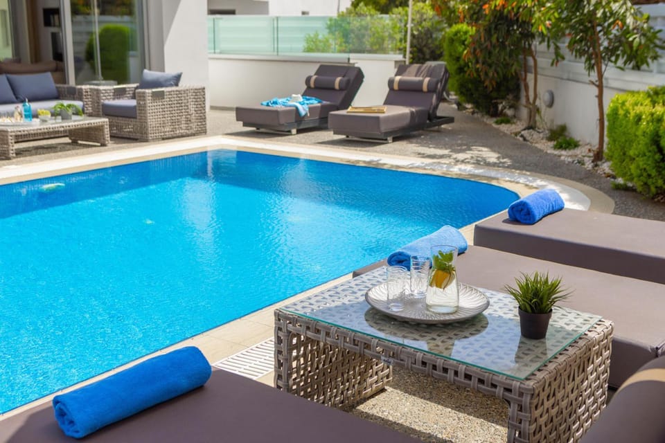 Patio, Day, Garden, Living room, Seating area, Garden view, Pool view, Swimming pool, sunbed