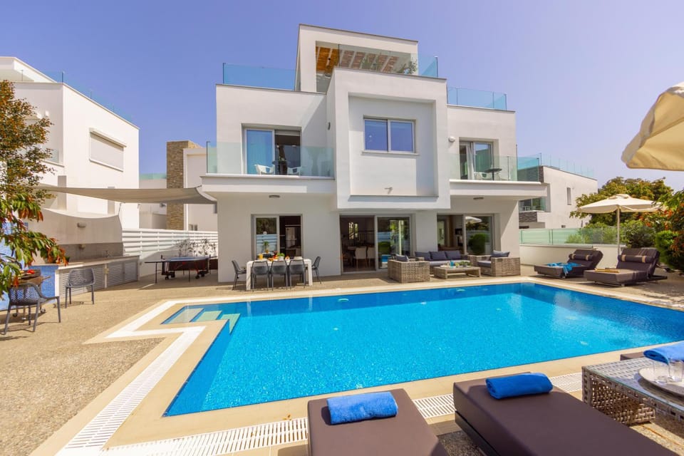 Property building, Patio, Day, Pool view, Swimming pool, sunbed