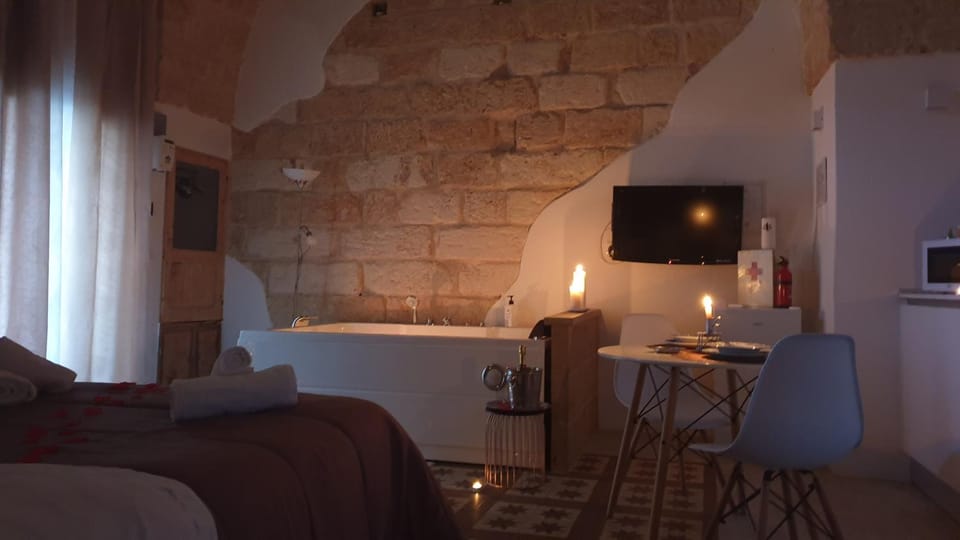 Hot Tub, TV and multimedia, Seating area, Bedroom