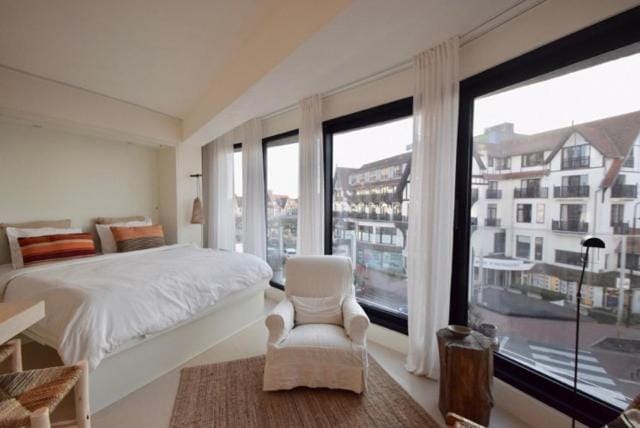 Bed, Decorative detail, City view