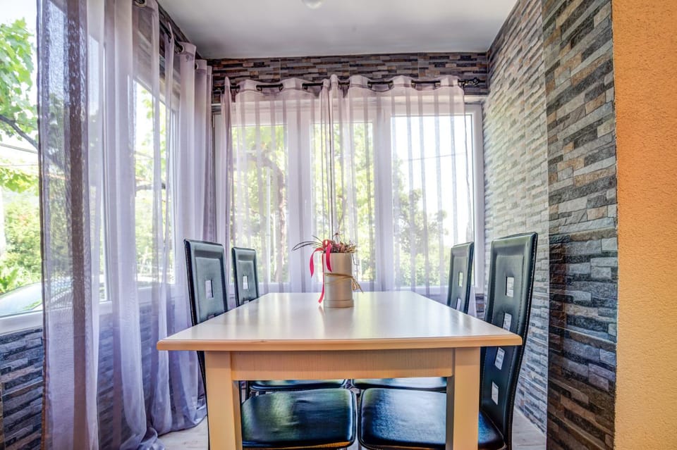Living room, Seating area, Dining area, Drinks