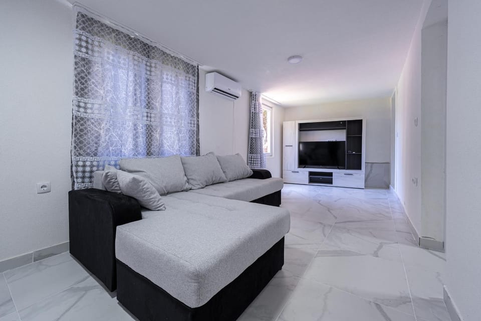 TV and multimedia, Living room, Photo of the whole room, Seating area, air conditioner