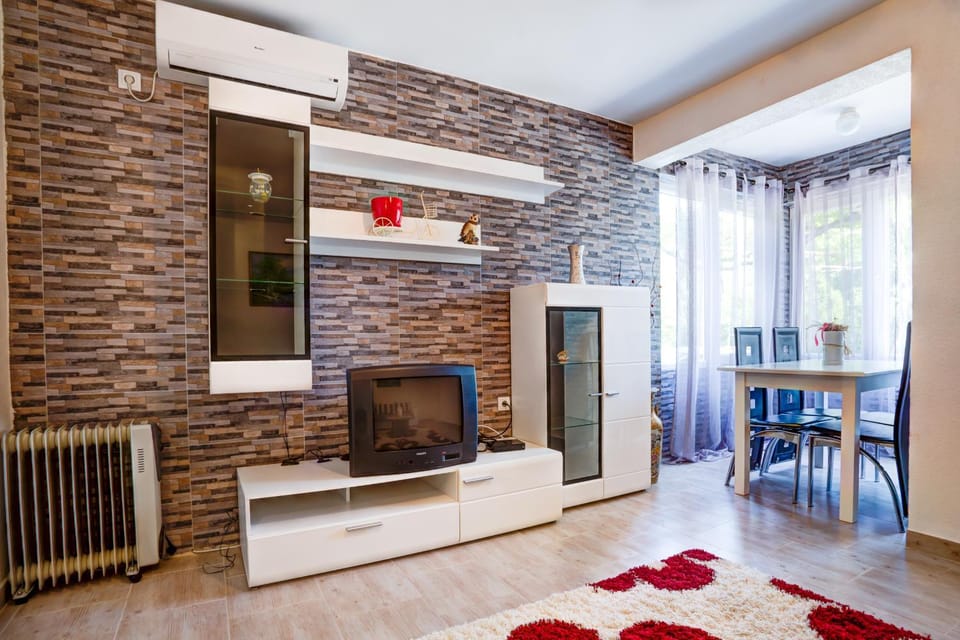 Communal lounge/ TV room, TV and multimedia, Living room, Seating area, Dining area