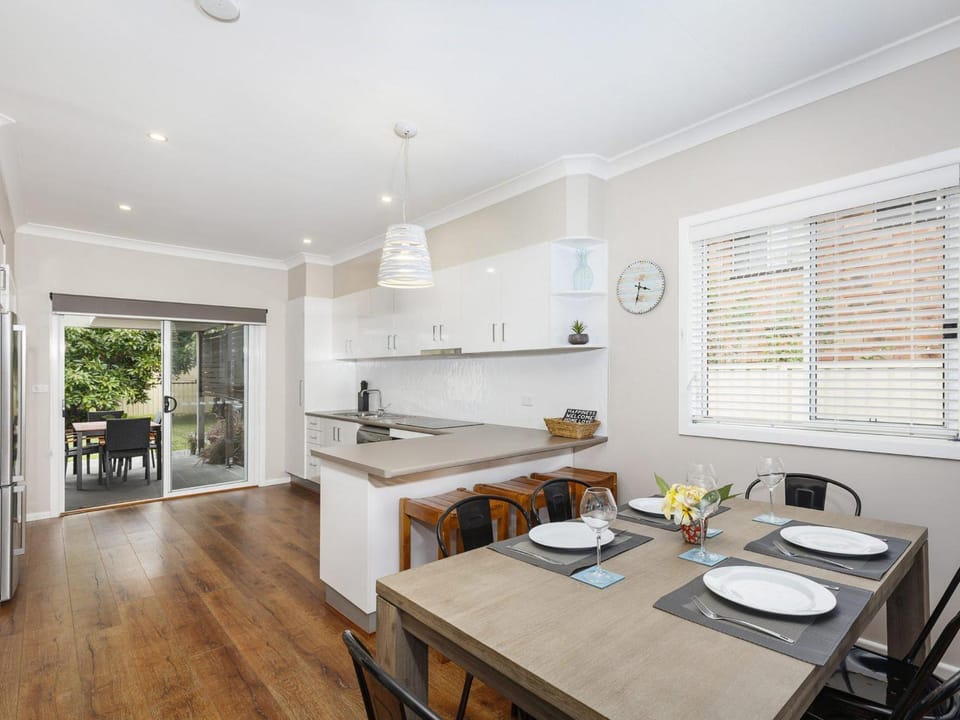 Kitchen or kitchenette, Seating area, Dining area