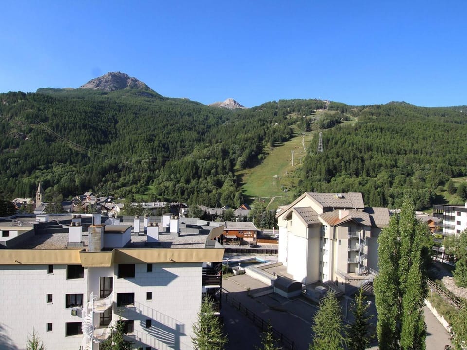 Location idéale, 4 pers à Serre-Chevalier, proche pistes, balcon, TV, coin nuit et casier à ski - FR-1-330E-86 Apartment in Saint-Chaffrey