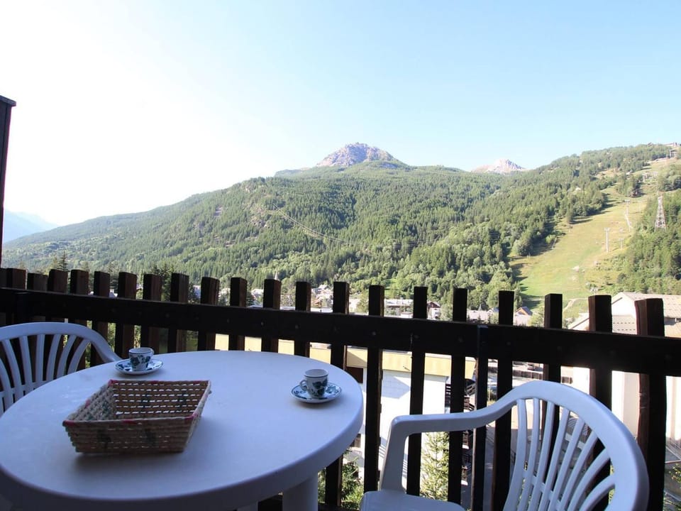 Location idéale, 4 pers à Serre-Chevalier, proche pistes, balcon, TV, coin nuit et casier à ski - FR-1-330E-86 Apartment in Saint-Chaffrey