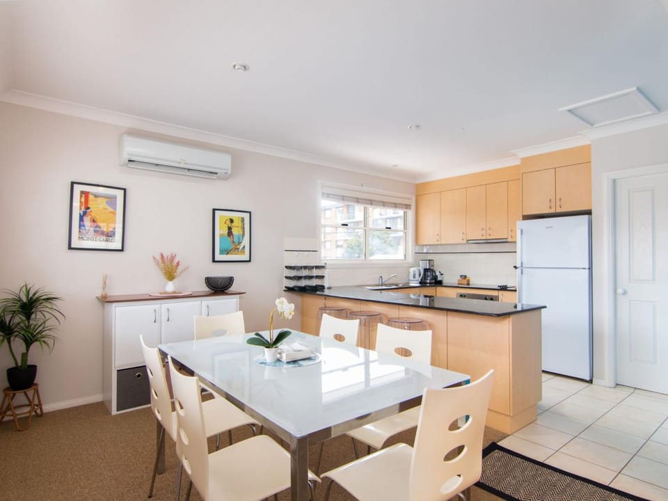Kitchen or kitchenette, Living room, Seating area, Dining area, oven, stove, air conditioner