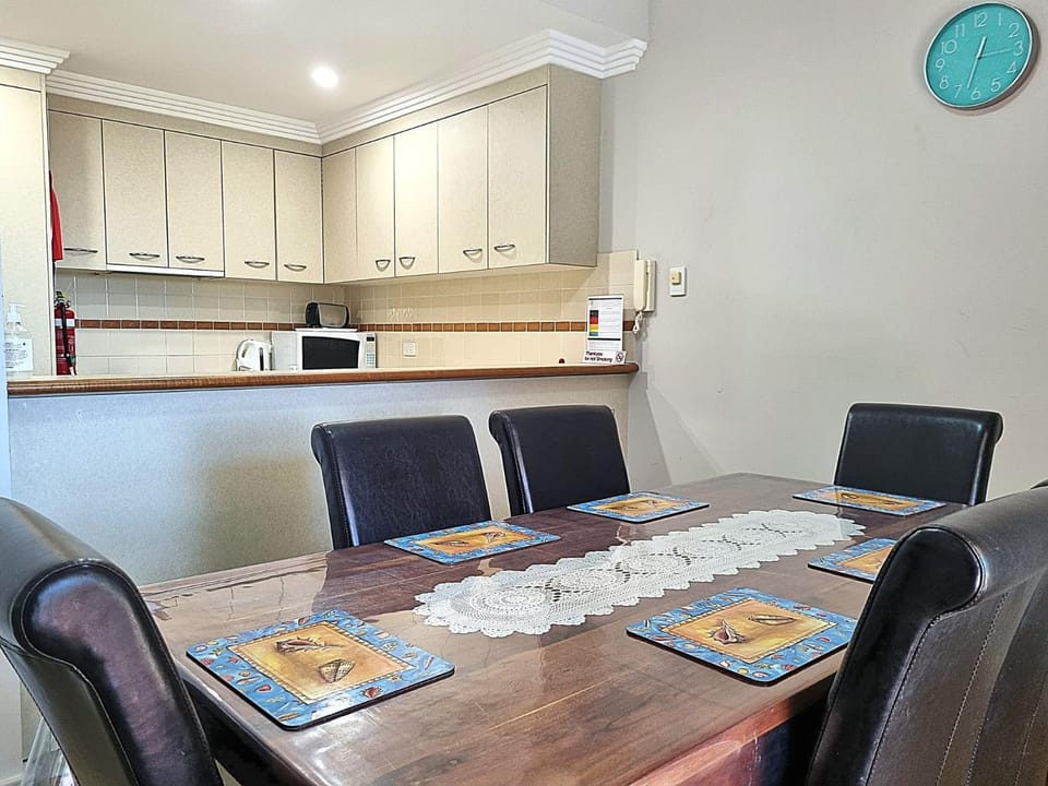 Kitchen or kitchenette, Seating area, Dining area, stove