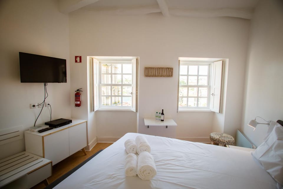 Bed, TV and multimedia, Photo of the whole room, Bedroom, towels