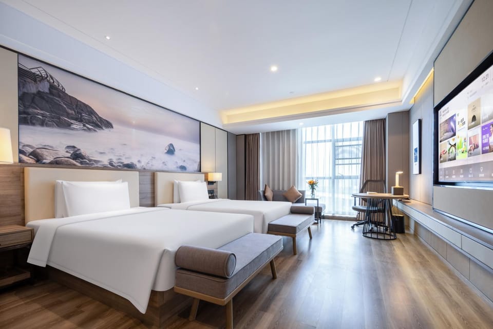 Bed, TV and multimedia, Seating area, Bedroom