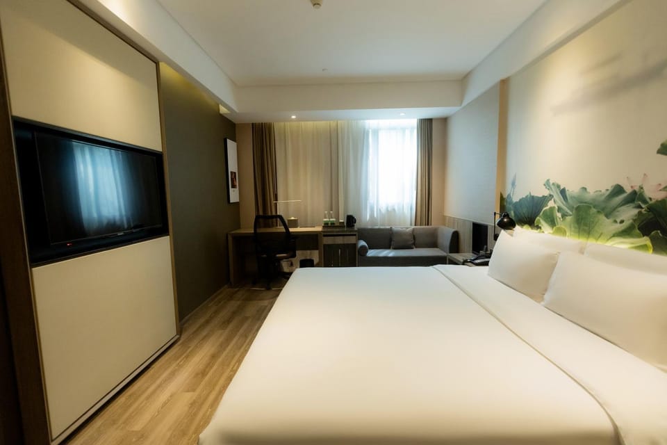 Bed, TV and multimedia, Seating area, Bedroom