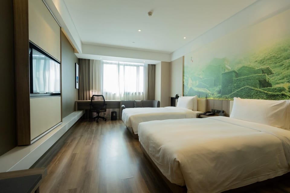 Bed, TV and multimedia, Bedroom