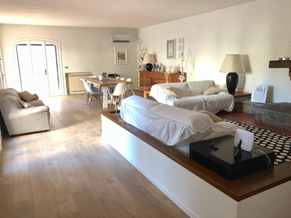 Living room, Photo of the whole room, Seating area