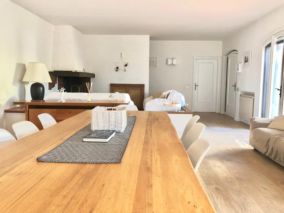 Living room, Photo of the whole room, Seating area, Floor plan, Dining area