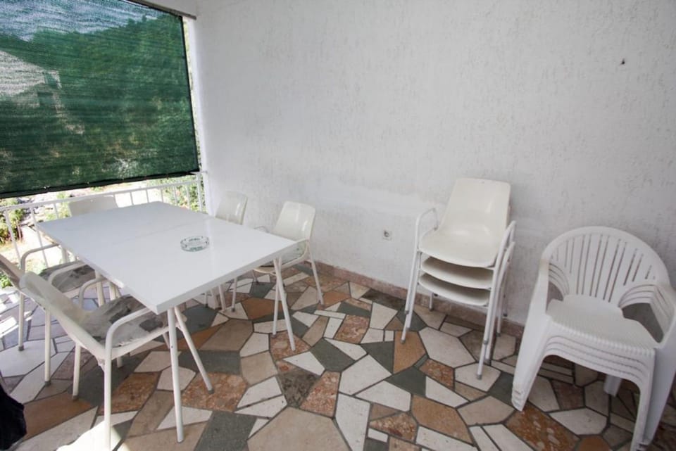 Communal lounge/ TV room, On-site shops, Balcony/Terrace