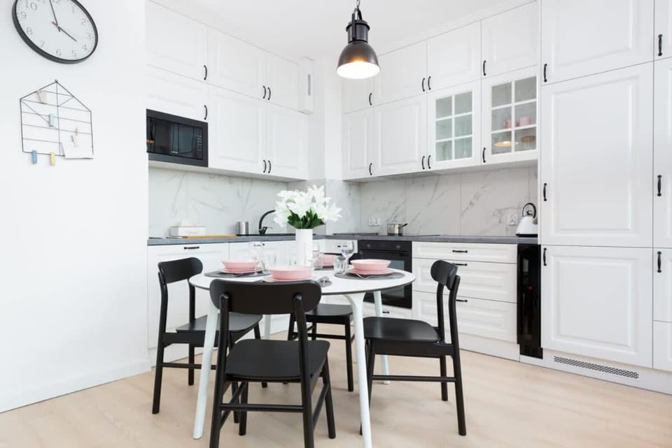 Kitchen or kitchenette, microwave, stove