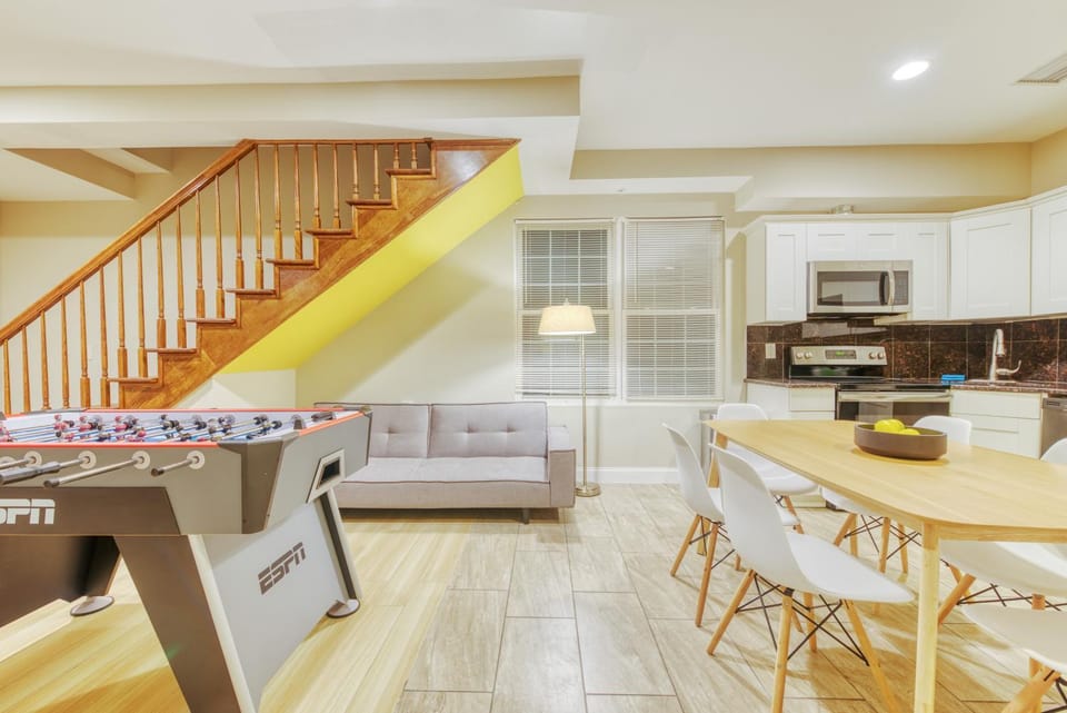 Kitchen or kitchenette, Living room, Seating area, Dining area