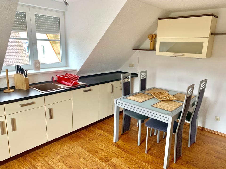 Kitchen or kitchenette, Dining area