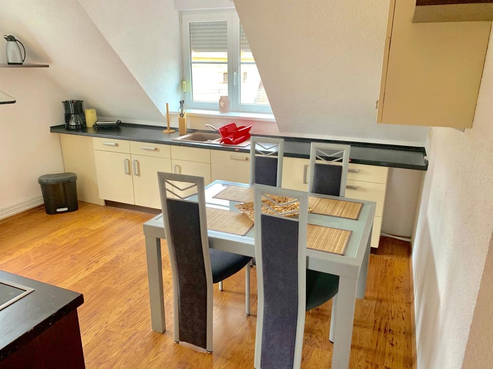 Kitchen or kitchenette, Dining area