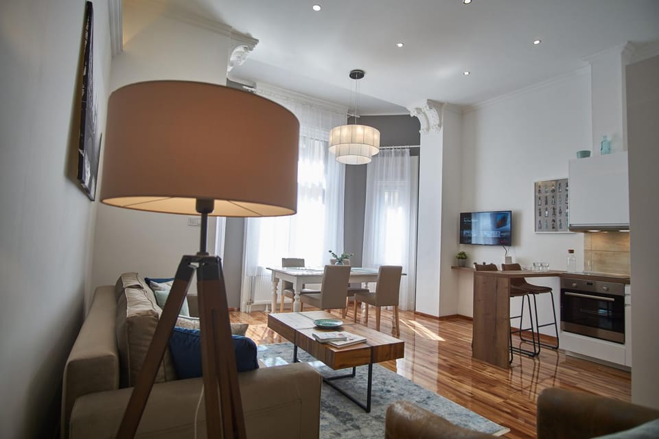 TV and multimedia, Seating area, Dining area, stove