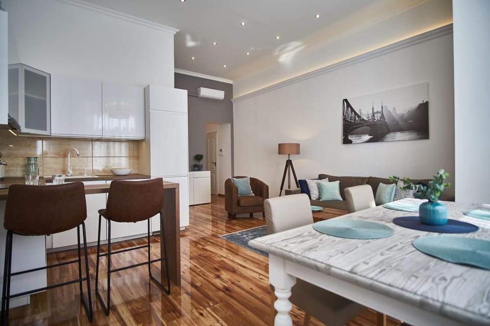 Kitchen or kitchenette, Living room, Seating area, Dining area