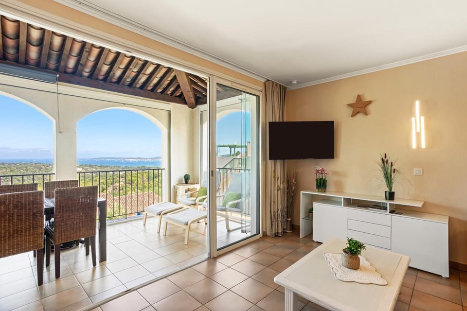 les Restanques Du Golf de Saint Tropez, 83310 Grimaud, France Appartement Apartment in Grimaud