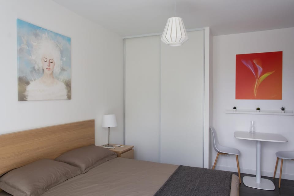 Bed, Photo of the whole room, Bedroom
