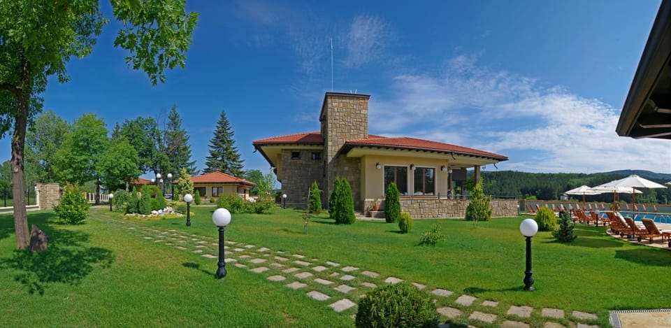 Property building, Garden, Swimming pool, Swimming pool