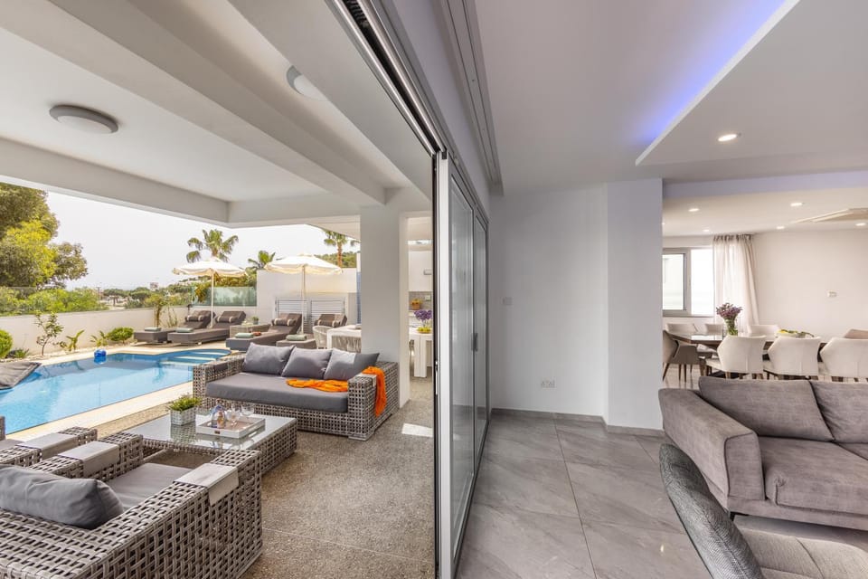 Patio, Day, Living room, Seating area, Pool view, Swimming pool, sunbed