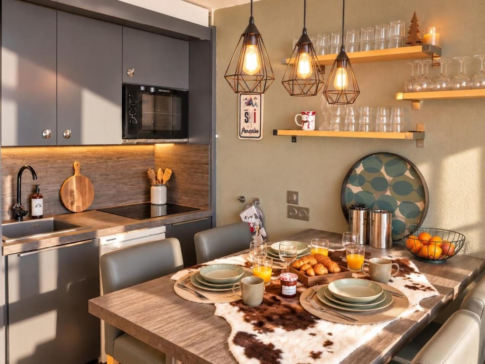 Kitchen or kitchenette, Dining area