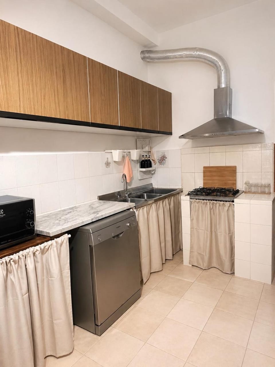 Kitchen or kitchenette, dishwasher, stove
