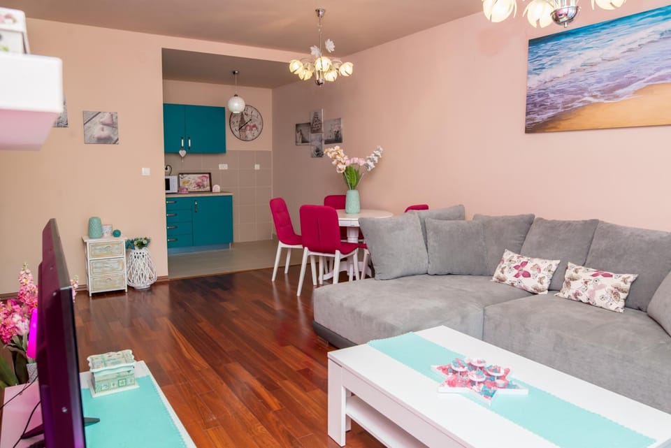 TV and multimedia, Kitchen or kitchenette, Living room, Seating area, Dining area