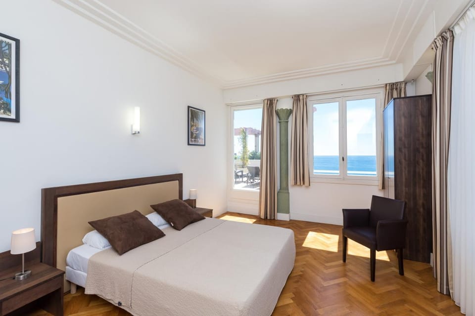 Photo of the whole room, Sea view
