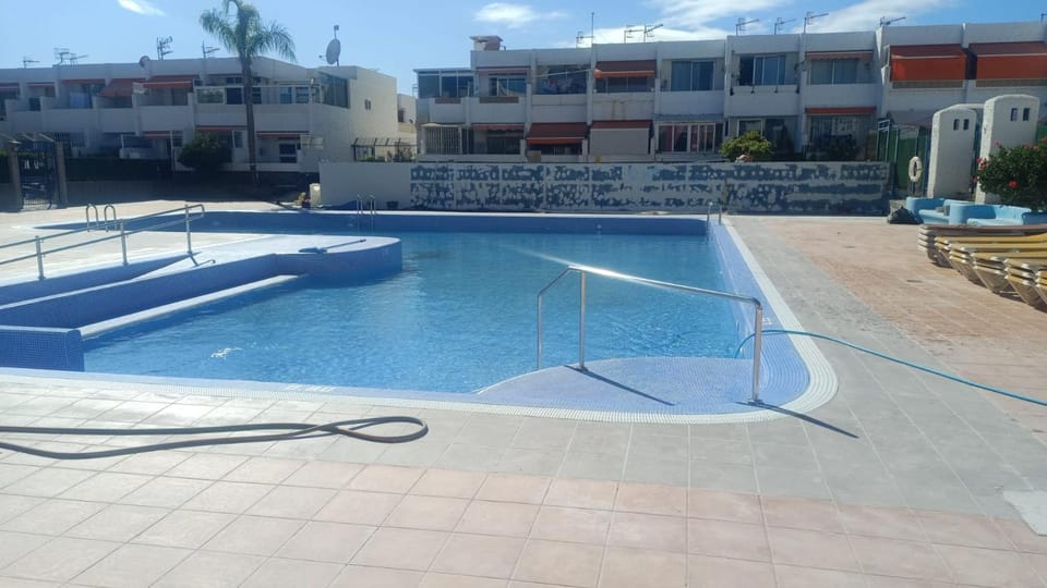 Property building, Day, Pool view, Swimming pool, sunbed