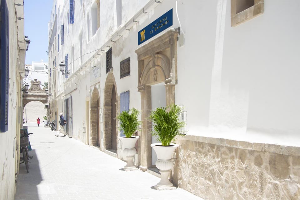 Facade/entrance, Neighbourhood