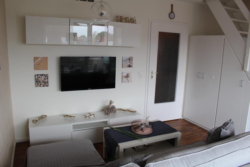 Communal lounge/ TV room, TV and multimedia, Living room, Seating area