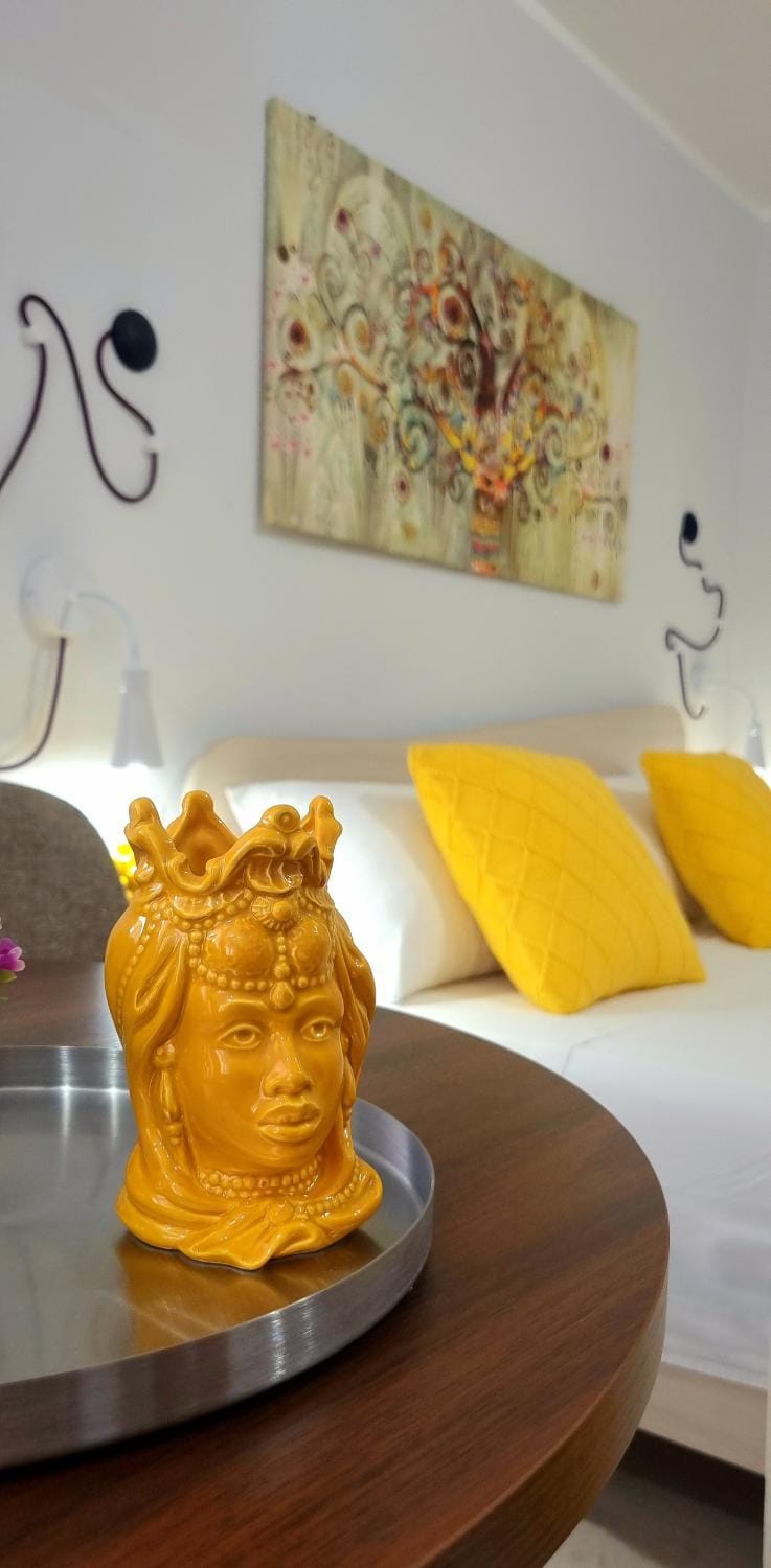 Bed, Living room, Photo of the whole room, Decorative detail, Seating area, Bedroom
