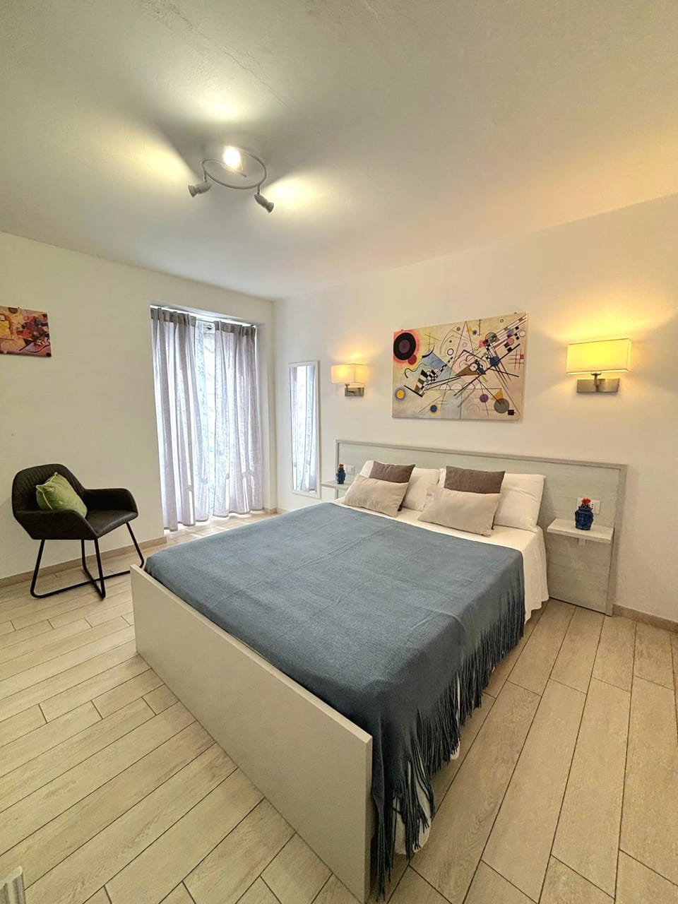 Photo of the whole room, Bedroom