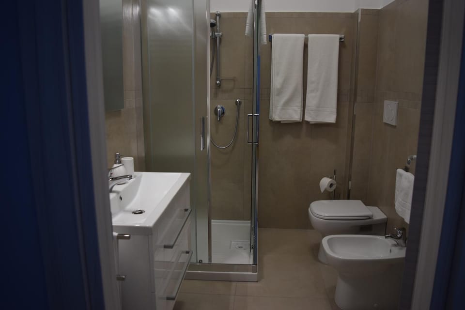 Shower, Toilet