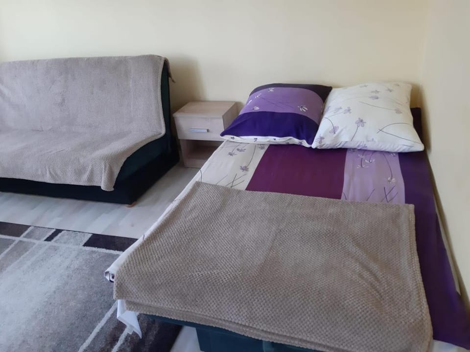 Bed, Living room, Photo of the whole room, Seating area, Bedroom