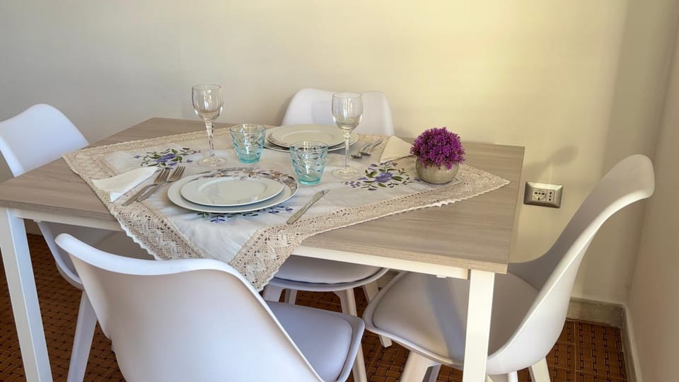 Coffee/tea facilities, Dining area