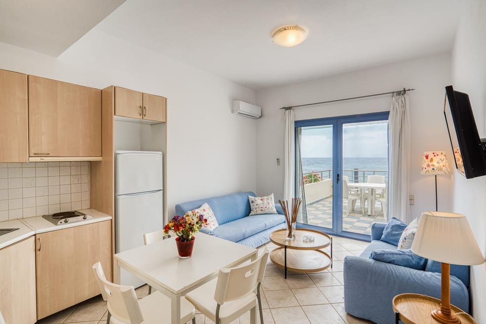 TV and multimedia, Kitchen or kitchenette, Seating area, Dining area, Sea view, oven